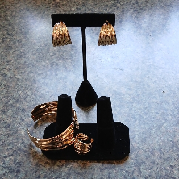 Textured Ribbed Goldtone Earrings Set - Picture 9 of 9